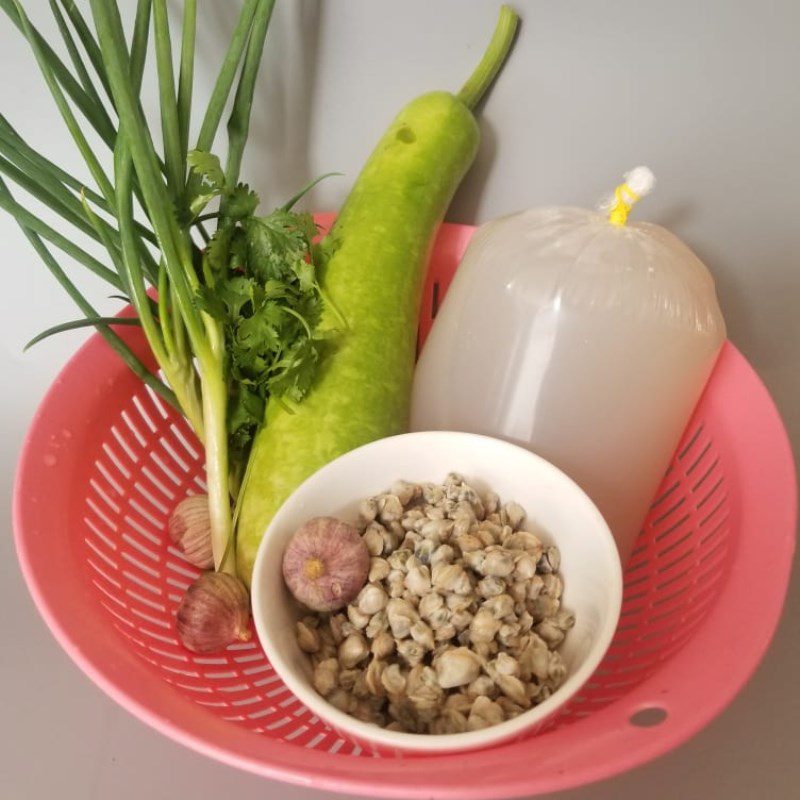 Step 1 Prepare the ingredients for Bottle Gourd Soup with Clams