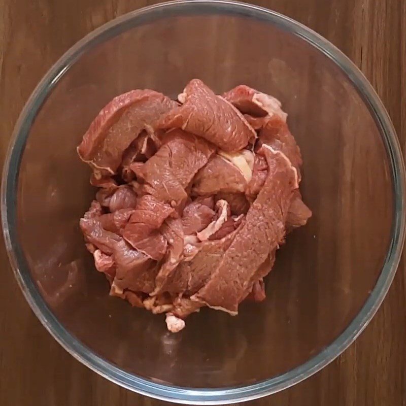 Step 1 Prepare the young beef for stir-frying
