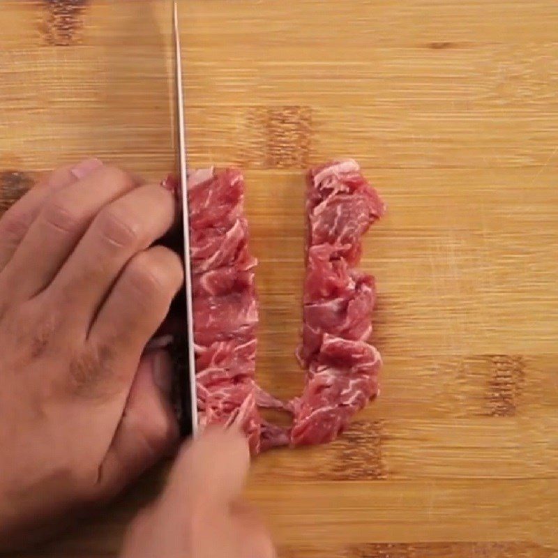 Step 1 Prepare the beef for Stir-fried Noodles with Beef in Beef Stew Sauce