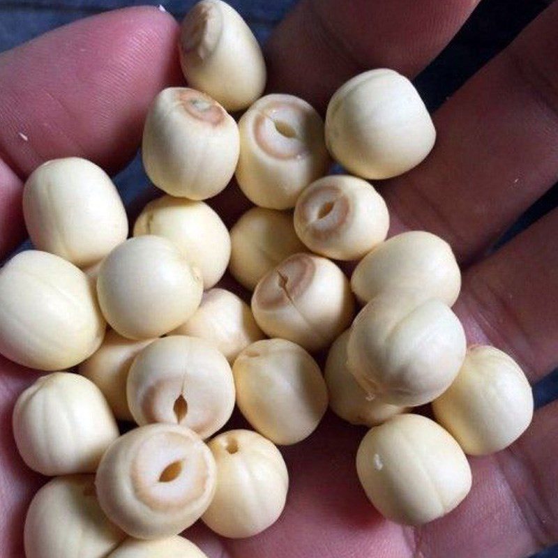 Step 1 Prepare chicken hearts and lotus seeds for Chicken Heart and Lotus Seed Porridge