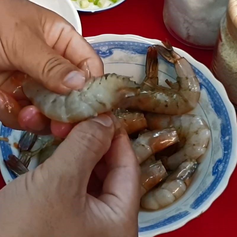 Step 1 Prepare the shrimp Stir-fried shrimp with bamboo shoots