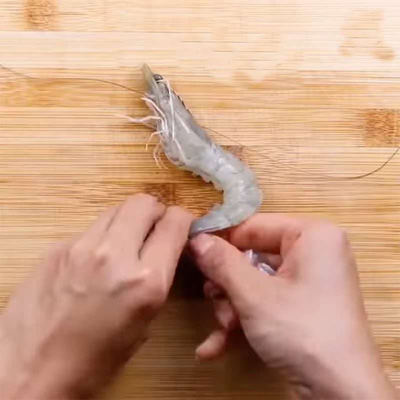 Step 1 Prepare the shrimp for Steamed Shrimp with Soy Sauce