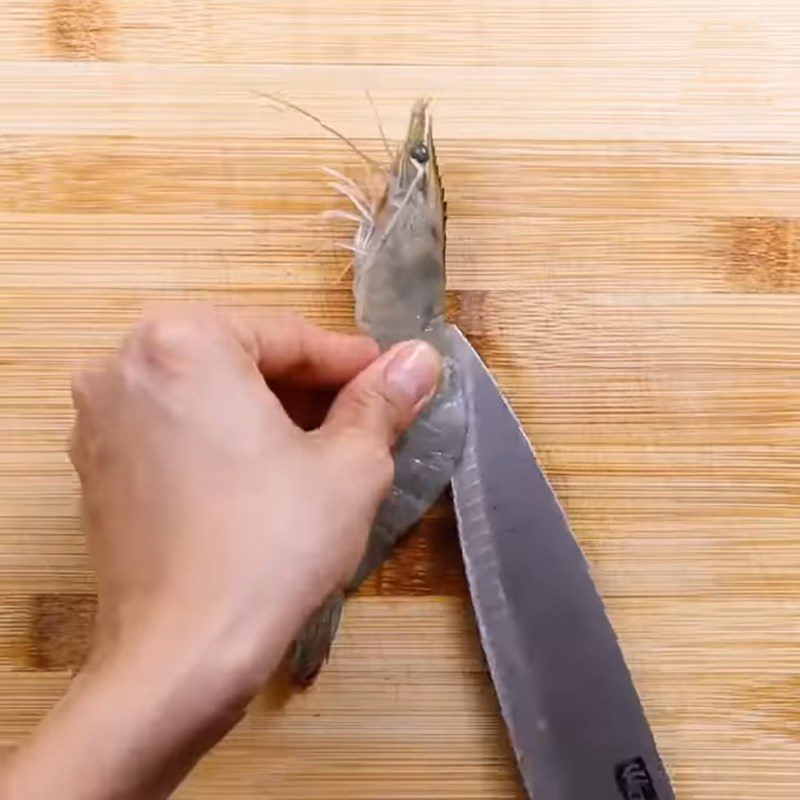 Step 1 Prepare the shrimp for Steamed Shrimp with Soy Sauce