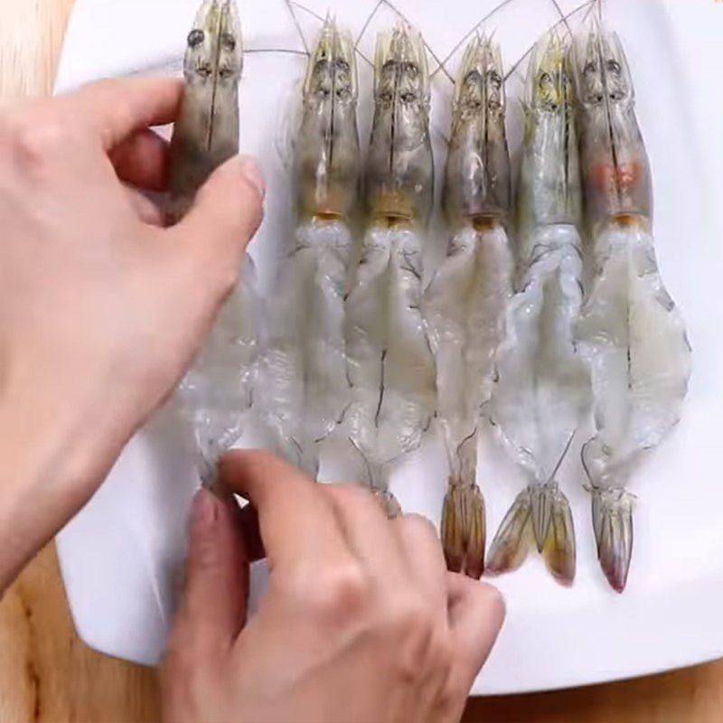 Step 1 Prepare the shrimp for Steamed Shrimp with Soy Sauce