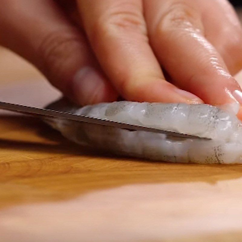 Step 1 Prepare the shrimp Steamed shrimp with garlic and lotus leaves