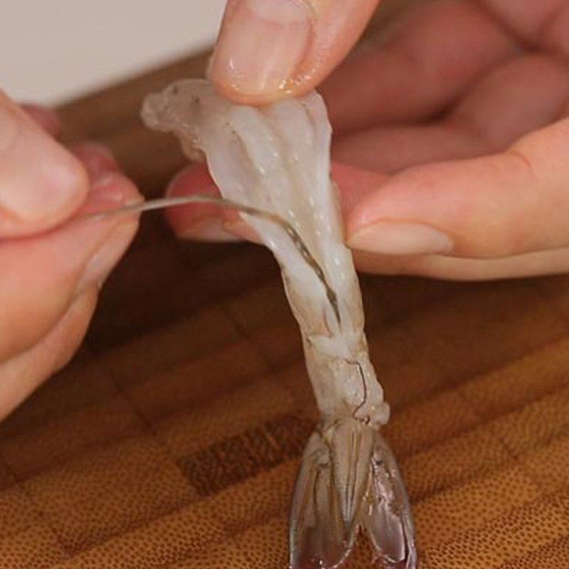 Step 1 Prepare the shrimp Steamed shrimp with garlic and lotus leaves