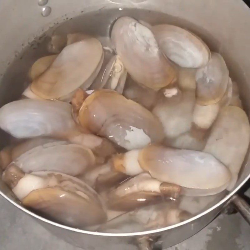 Step 1 Prepare razor clams Steamed razor clams with lemongrass and lime leaves