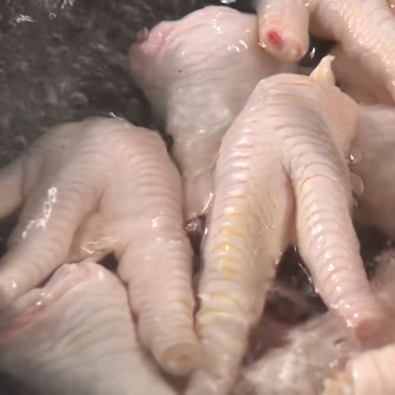 Step 1 Prepare and blanch chicken feet Black bean and lotus root chicken feet stew