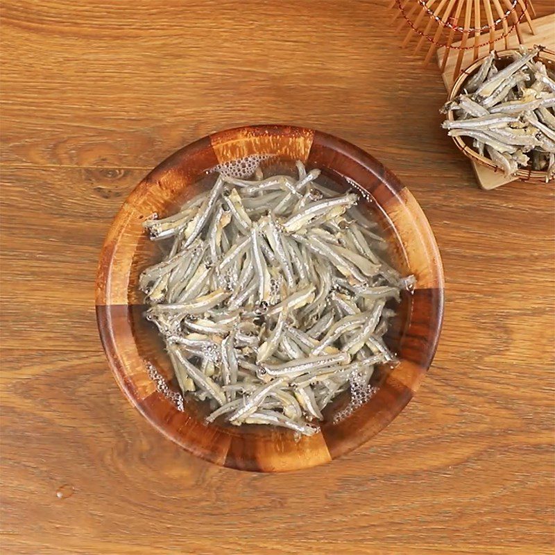 Step 1 Prepare and fry dried anchovies Anchovy Sticky Rice