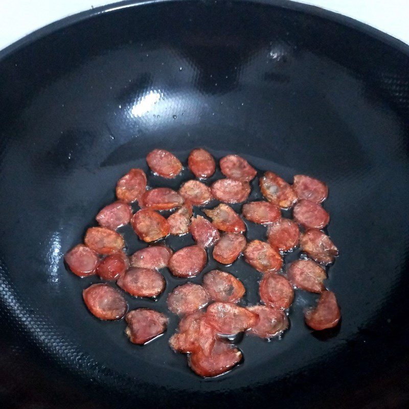 Step 3 Preparing and frying the sausage Fried sausage eggs (recipe shared by users)