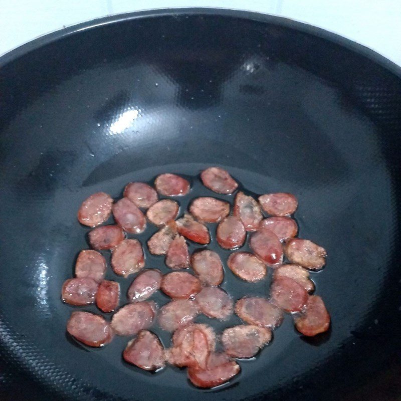 Step 3 Preparing and frying the sausage Fried sausage eggs (recipe shared by users)