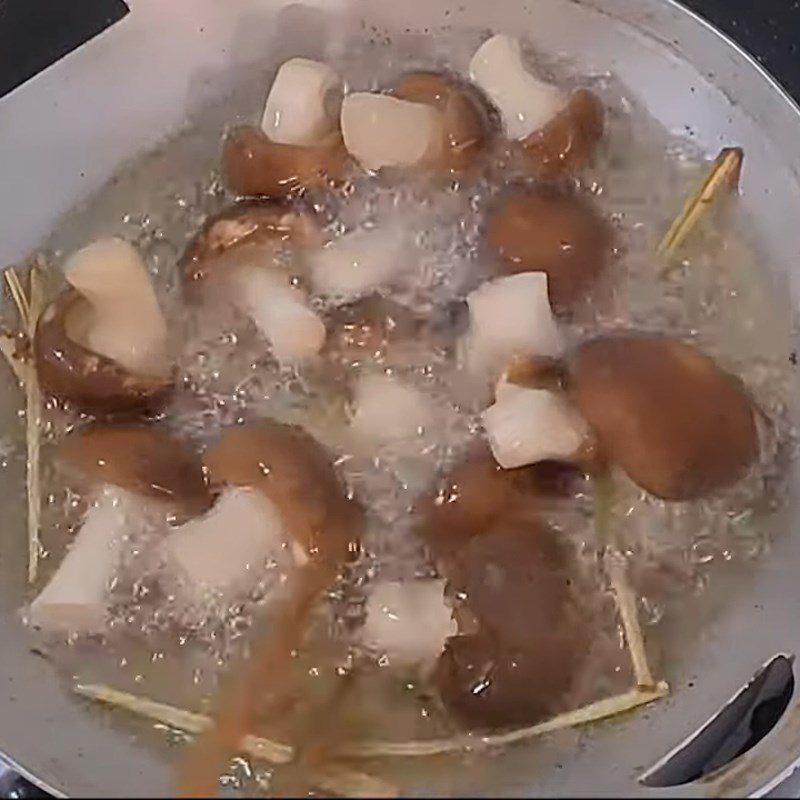 Step 1 Prepare and Fry the Mushrooms for Stir-fried Shiitake with Lemongrass and Chili