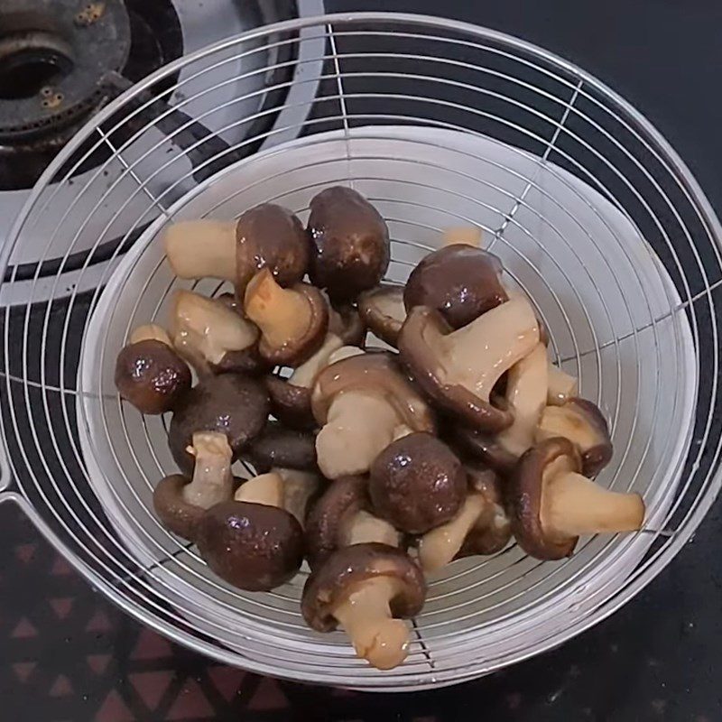 Step 1 Prepare and Fry the Mushrooms for Stir-fried Shiitake with Lemongrass and Chili