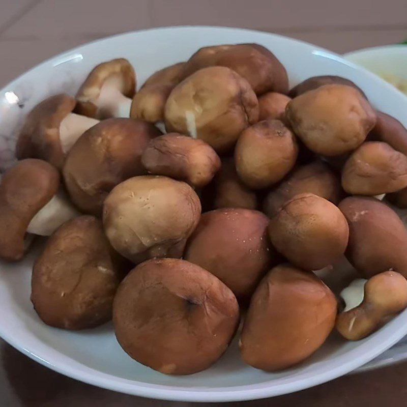 Step 1 Prepare and Fry the Mushrooms for Stir-fried Shiitake with Lemongrass and Chili