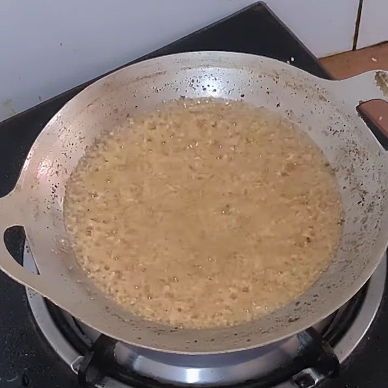 Step 2 Prepare and fry lemongrass Stir-fried shiitake mushrooms with lemongrass and chili