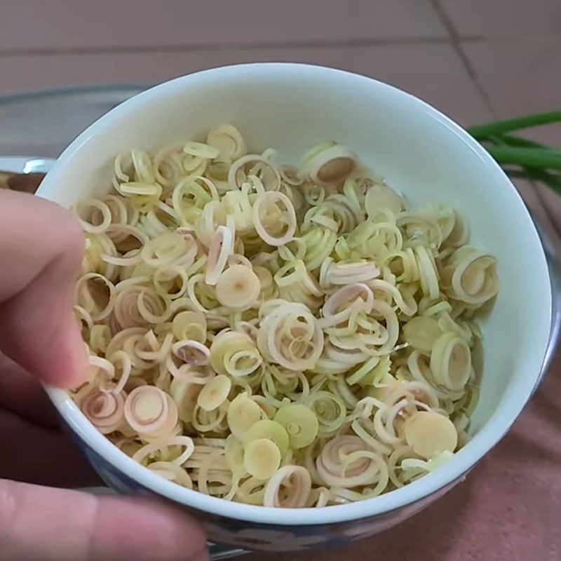 Step 2 Prepare and fry lemongrass Stir-fried shiitake mushrooms with lemongrass and chili