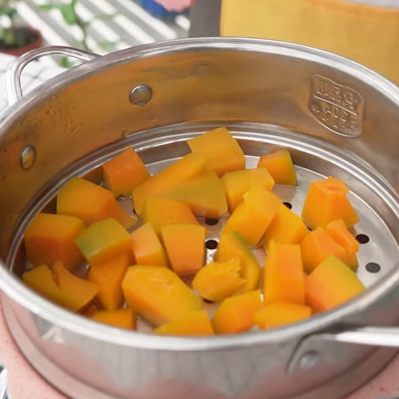 Step 1 Prepare and steam the pumpkin for Chrysanthemum Pudding