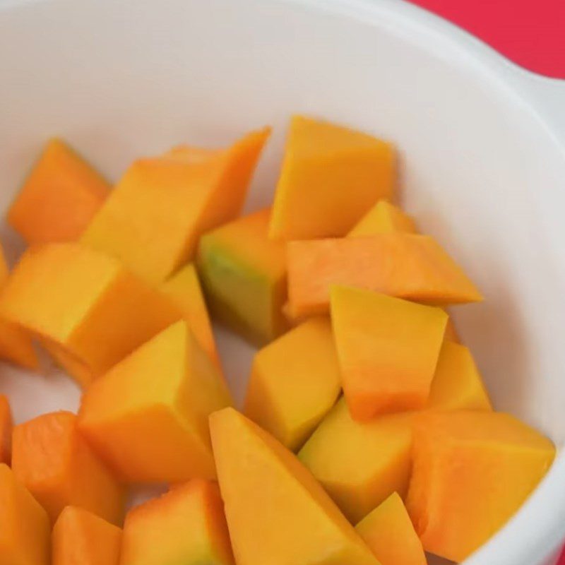 Step 1 Prepare and steam the pumpkin for Chrysanthemum Pudding