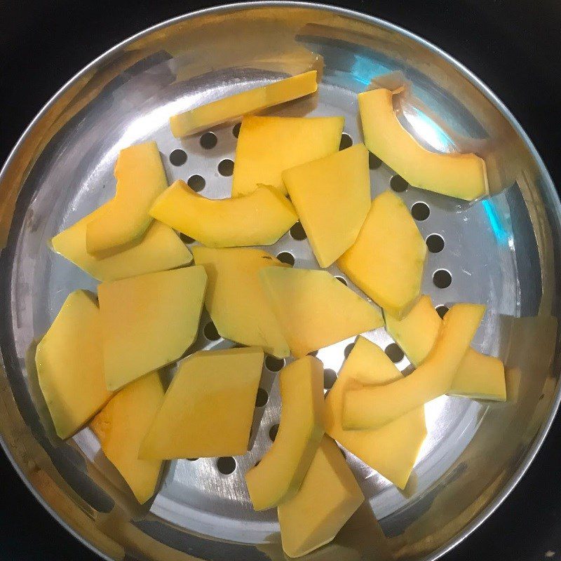 Step 1 Prepare and steam the pumpkin Fried pumpkin cake with flour