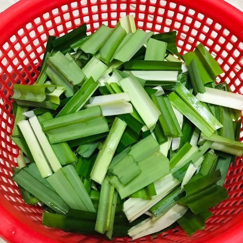 Step 1 Prepare and extract pandan juice for Pandan Jelly with Coconut Milk (recipe shared by a user)