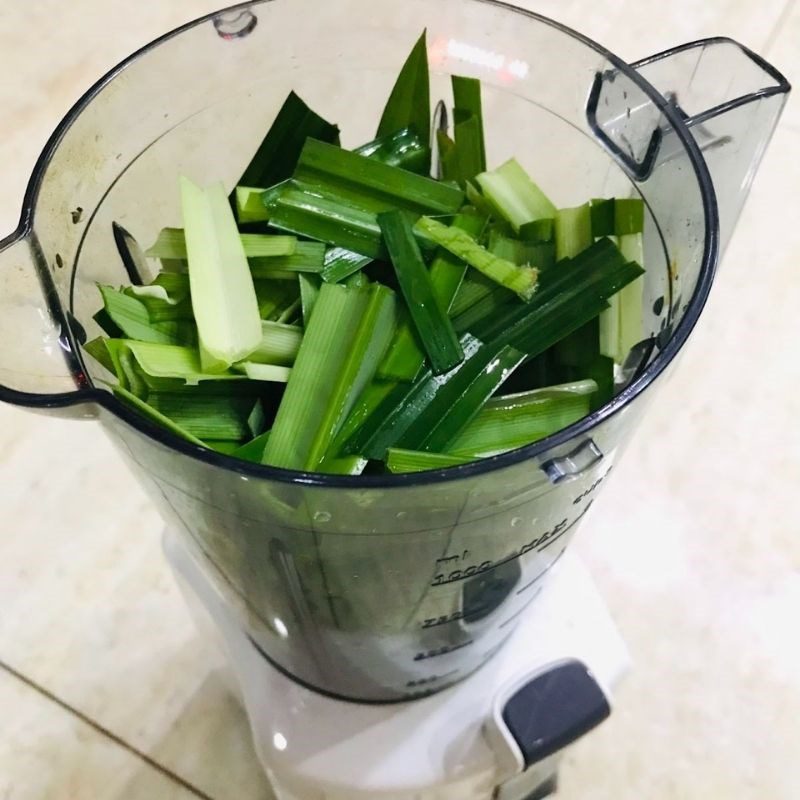 Step 1 Prepare and extract pandan juice for Pandan Jelly with Coconut Milk (recipe shared by a user)