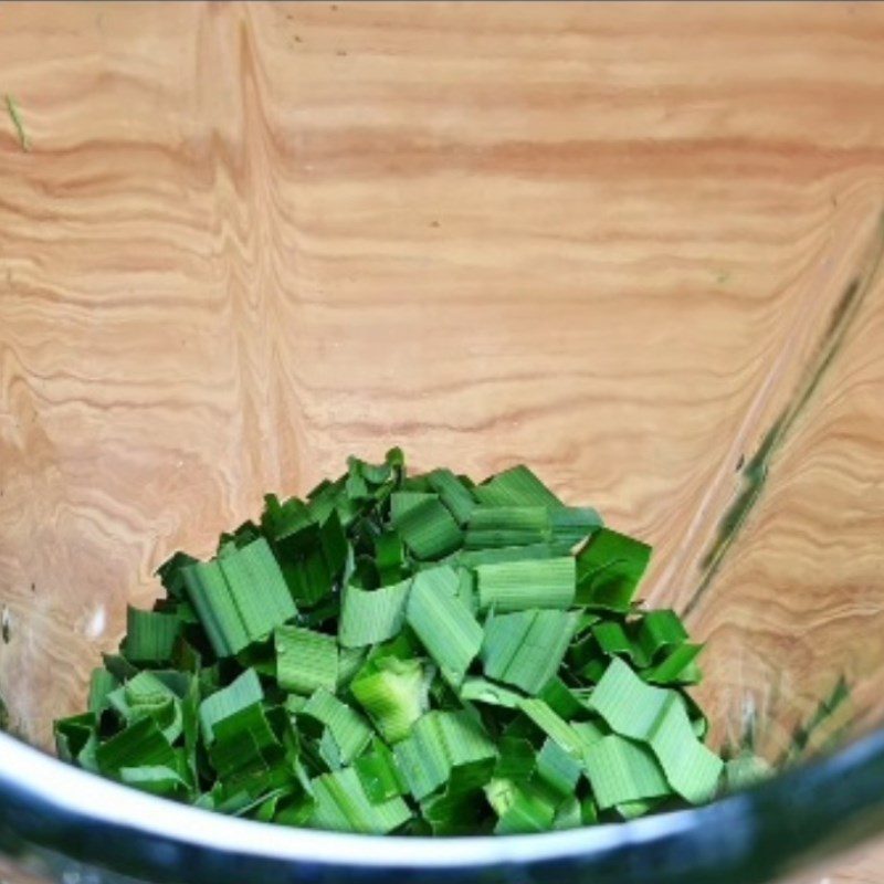 Step 2 Prepare and filter pandan leaf juice for Pandan Jelly with Coconut Milk