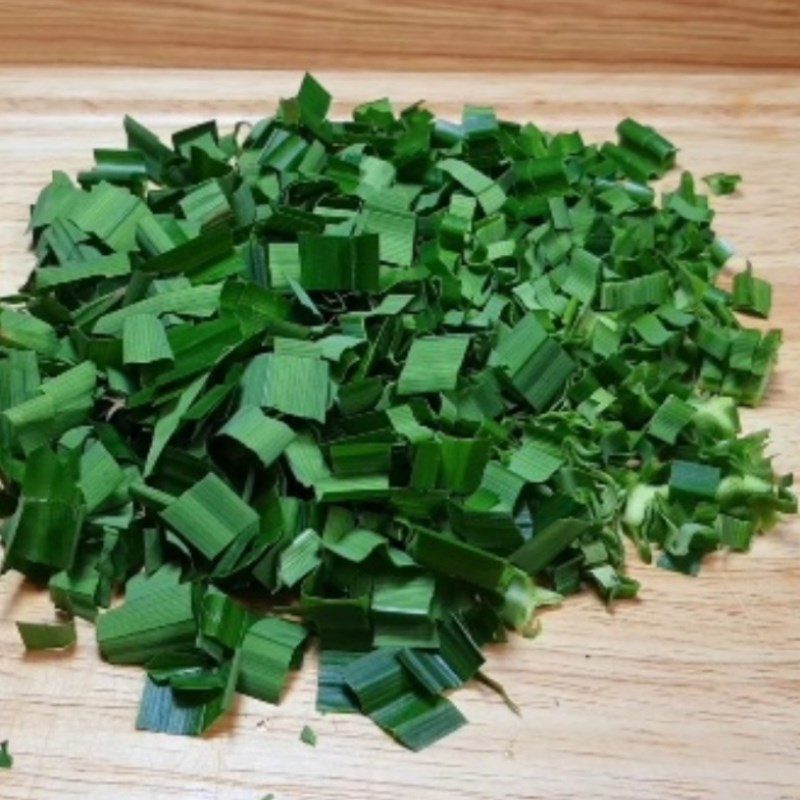 Step 2 Prepare and filter pandan leaf juice for Pandan Jelly with Coconut Milk