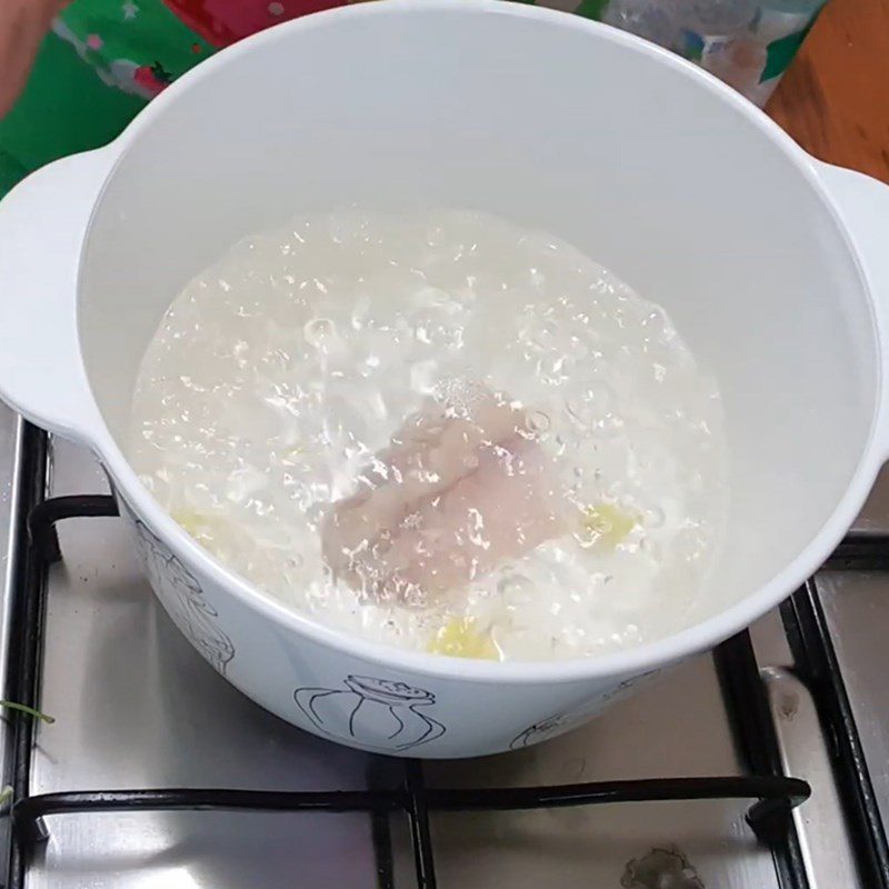 Step 1 Prepare and Boil the Carp for Water Spinach and Carp Porridge