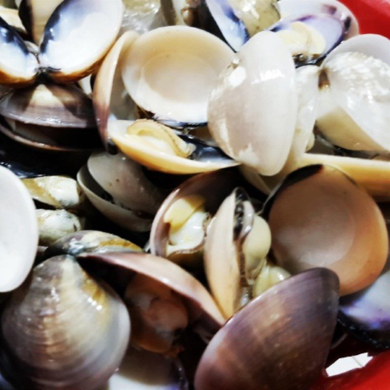 Step 1 Prepare and boil clams Stir-fried clams with scallion fat