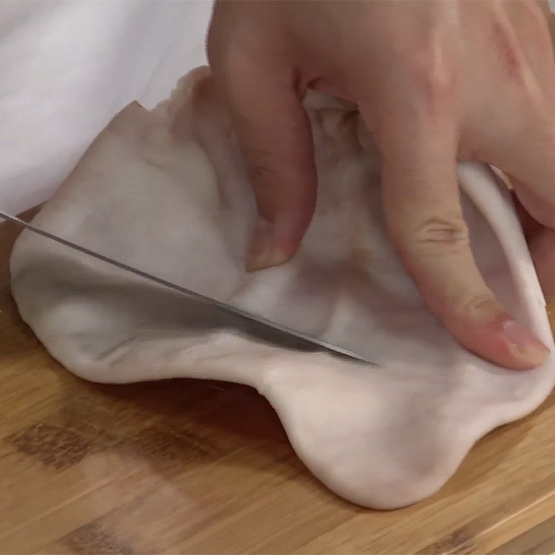 Step 1 Prepare and boil pig's ears Braised pig's ears with pickled mustard greens