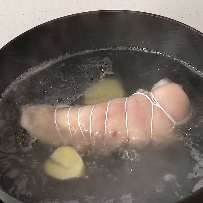 Step 1 Prepare and boil pig ears Pig ears stewed with pickled mustard greens