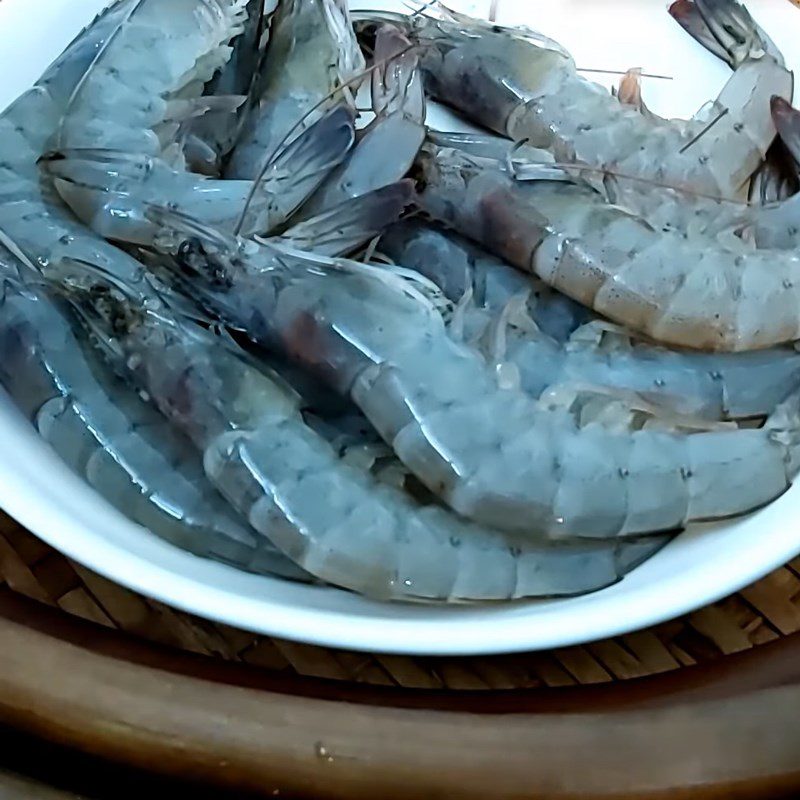 Step 2 Prepare and boil the shrimp Shrimp and lotus stem salad