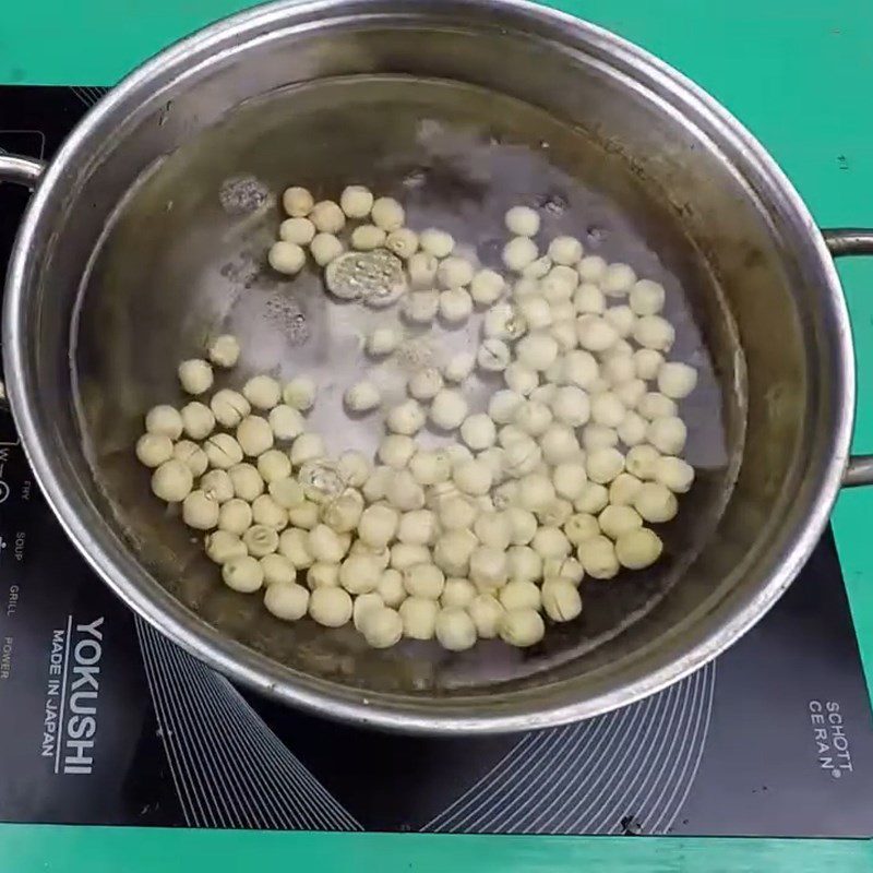 Step 1 Prepare and cook the lotus seeds for lotus seed cassava flour dessert