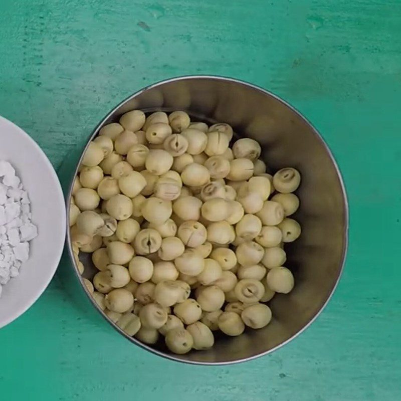 Step 1 Prepare and cook the lotus seeds for lotus seed cassava flour dessert