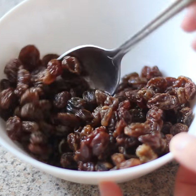 Step 1 Prepare and soak the raisins Chocolate and Rum Grape Ice Cream Cake