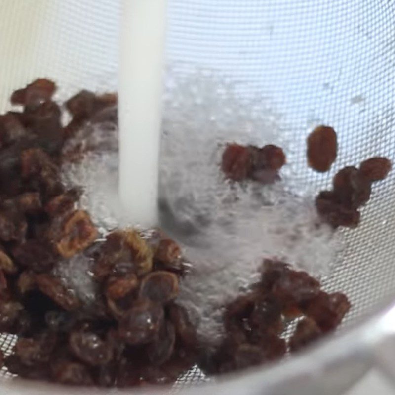 Step 1 Prepare and soak the raisins Chocolate and Rum Grape Ice Cream Cake