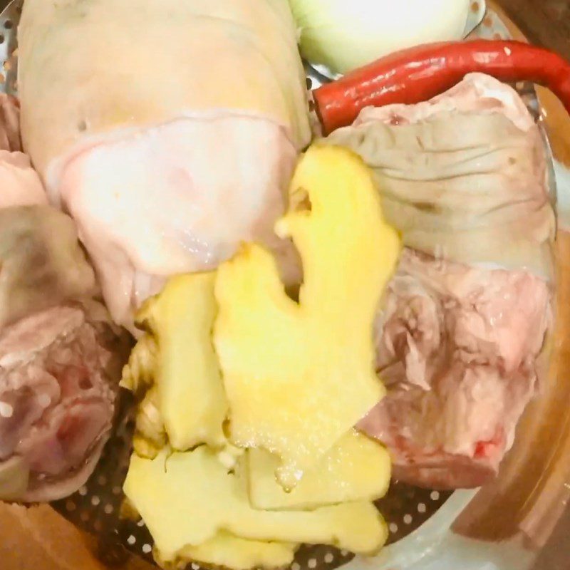 Step 2 Prepare and roast the pork leg for grilled beef hotpot with lemongrass