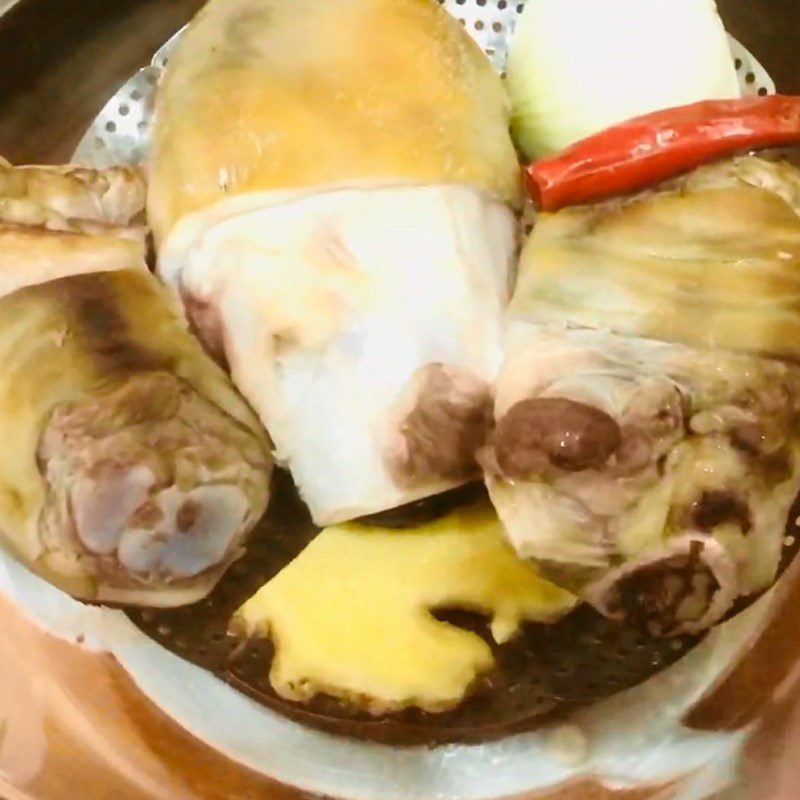 Step 2 Prepare and roast the pork leg for grilled beef hotpot with lemongrass