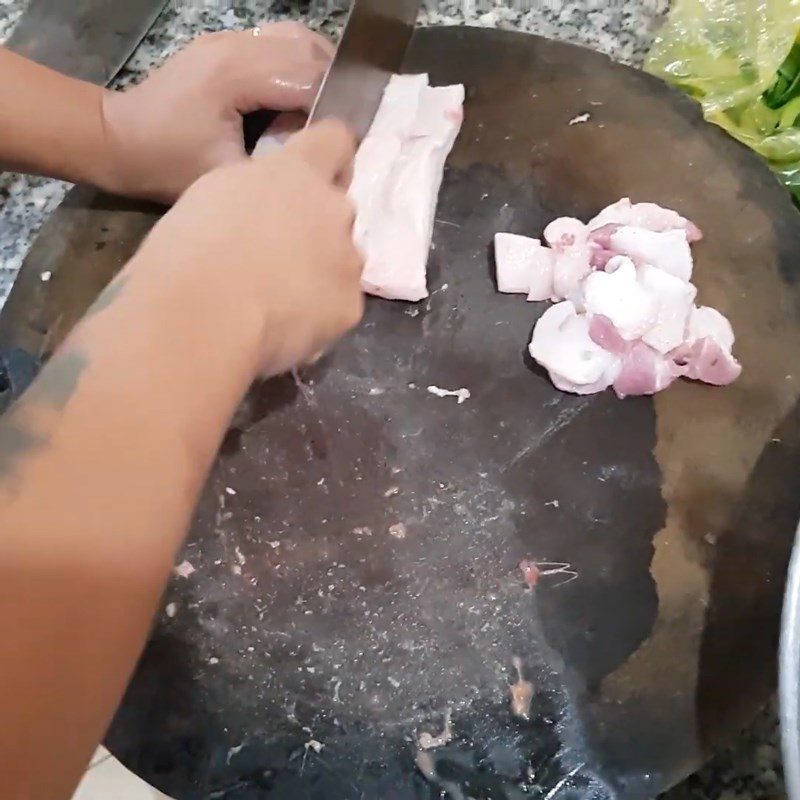 Step 3 Prepare and render pork fat Fish salad with striped catfish