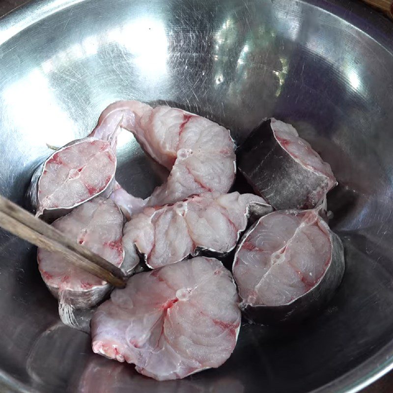 Step 1 Prepare and marinate the fish for braised catfish with starfruit