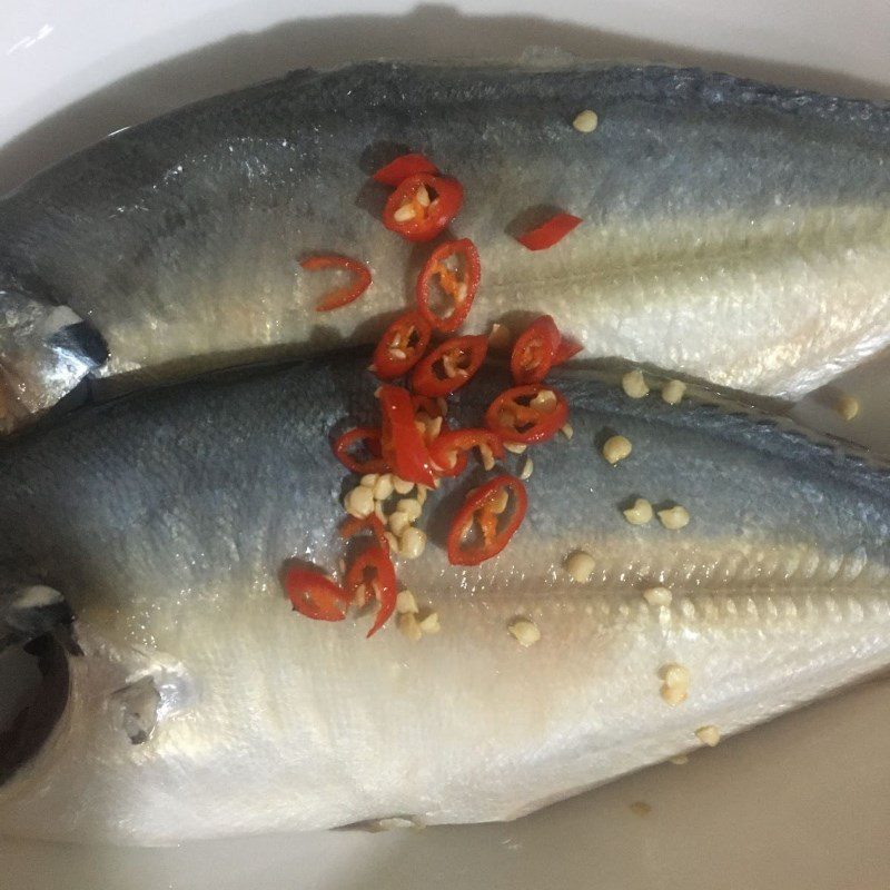 Step 1 Prepare and marinate fish for sour soup