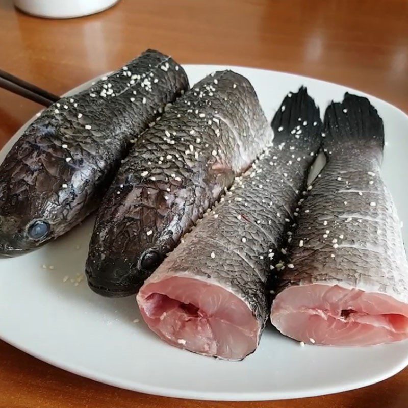 Step 1 Prepare and marinate snakehead fish Snakehead fish with sour vegetables