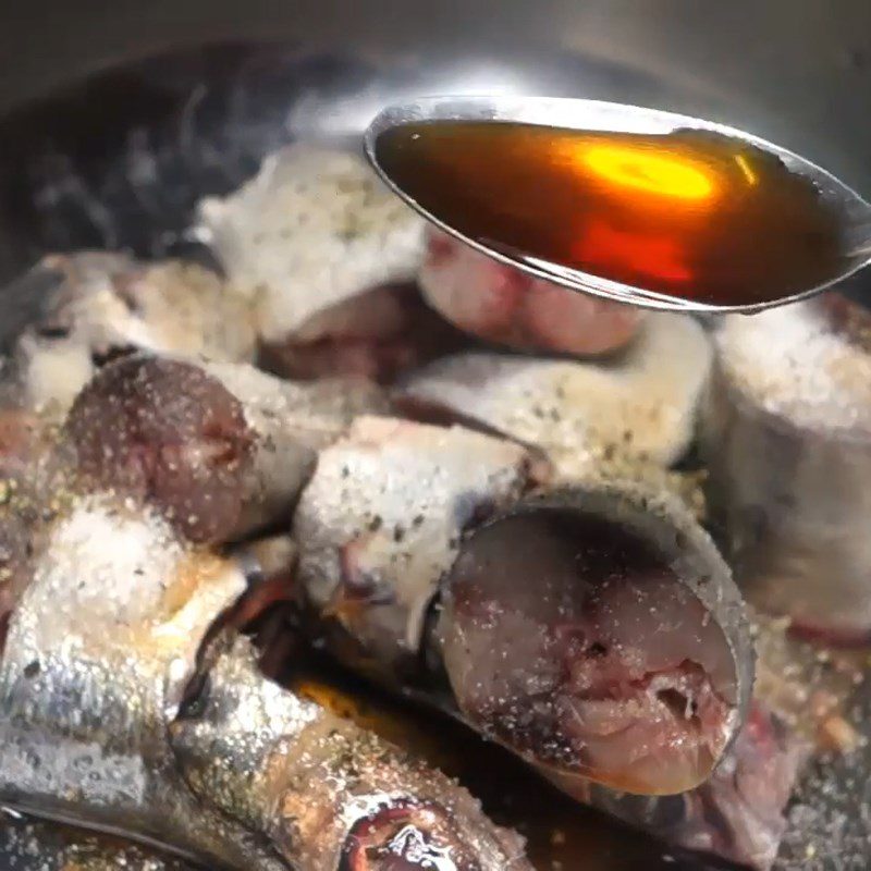 Step 1 Prepare and marinate mackerel for Mackerel Noodle Soup