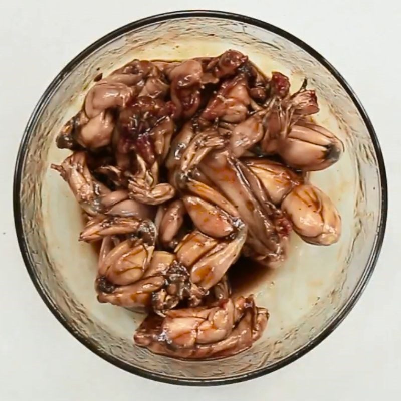Step 1 Prepare and marinate frog Singapore frog porridge