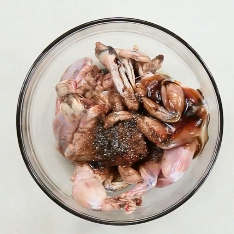 Step 1 Prepare and marinate frog Singapore frog porridge
