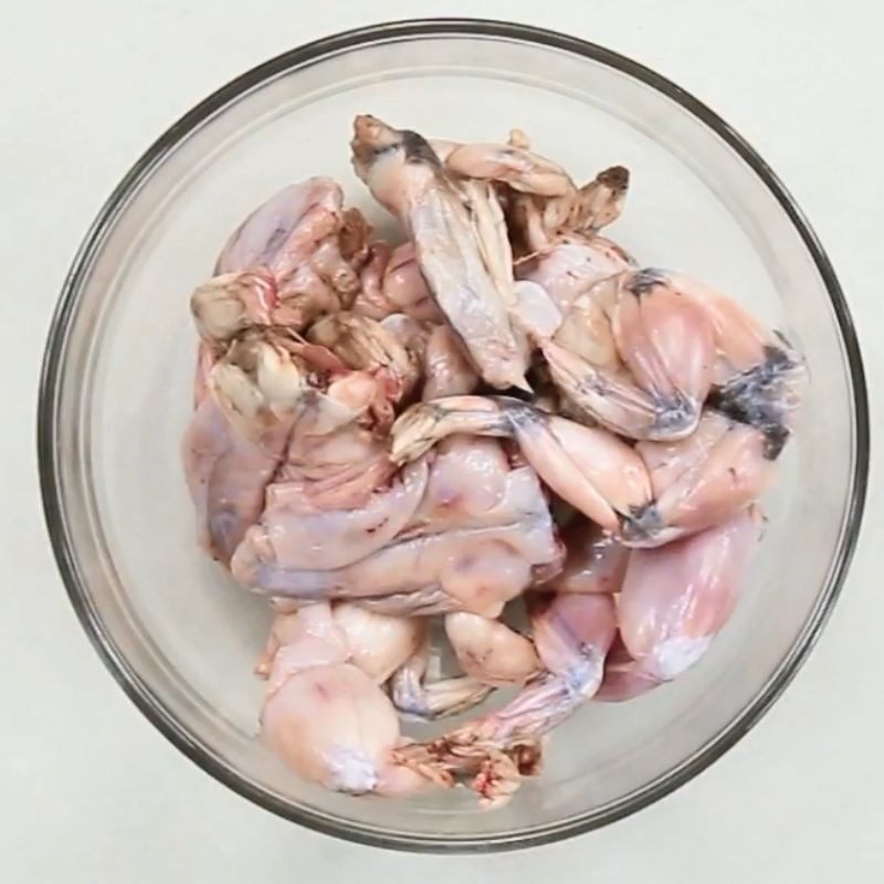 Step 1 Prepare and marinate the frogs for Singapore frog porridge