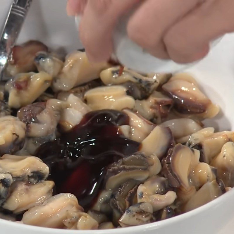 Step 1 Prepare and Marinate the Snails Stir-Fried Spicy Snails