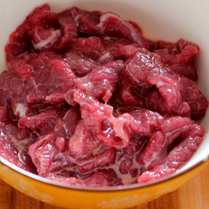 Step 1 Prepare and marinate the beef for Stir-fried Straw Mushrooms with Beef