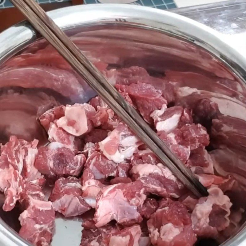 Step 1 Prepare and marinate the beef for Beef Stew without alcohol