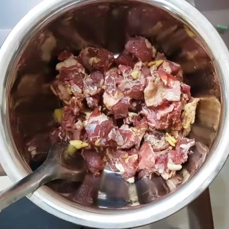Step 1 Prepare and marinate the beef for Beef Stew without alcohol